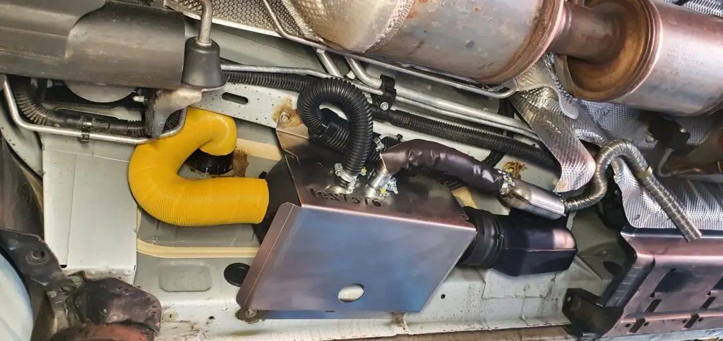 T5 / T6 / T6.1 – Einbau Autoterm Air 2D (ehemals Planar 2D) Standheizung am Original-Einbauort Unterboden. Es sind verschiedene Luftführungen in den Innenraum möglich, u.a. originale Luftführung VW in der B-Säule,