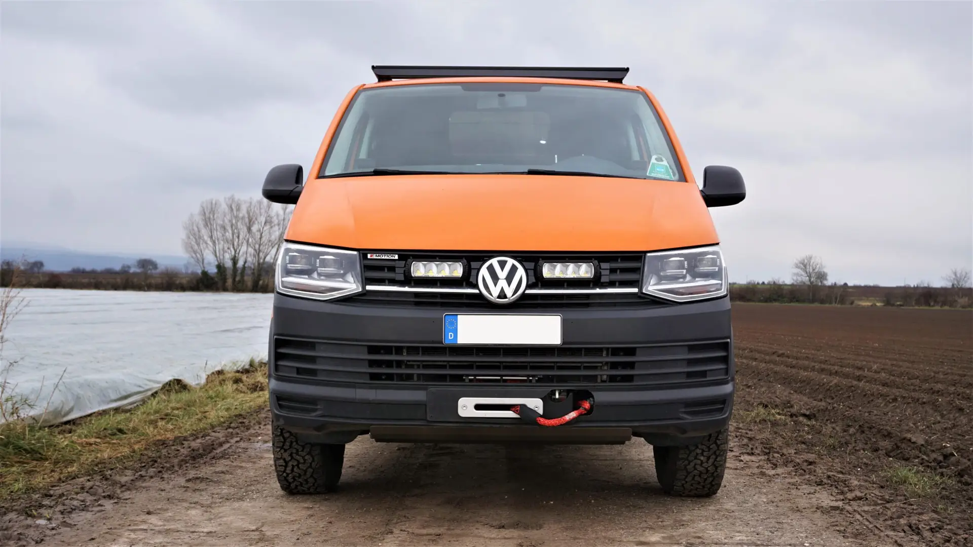 T6 4motion – Seikel-Höherlegungsfahrwerk, BF-Goodrich AT KO2 235/70R16, Seilwinde Warn mit Seikel-Halterung, kompletter Unterbodenschutz / Unterfahrschutz Seikel, Fernscheinwerfer LED Lazer mit fahrzeugspezifischen Halterungen und CAN-Bus Ansteuerung