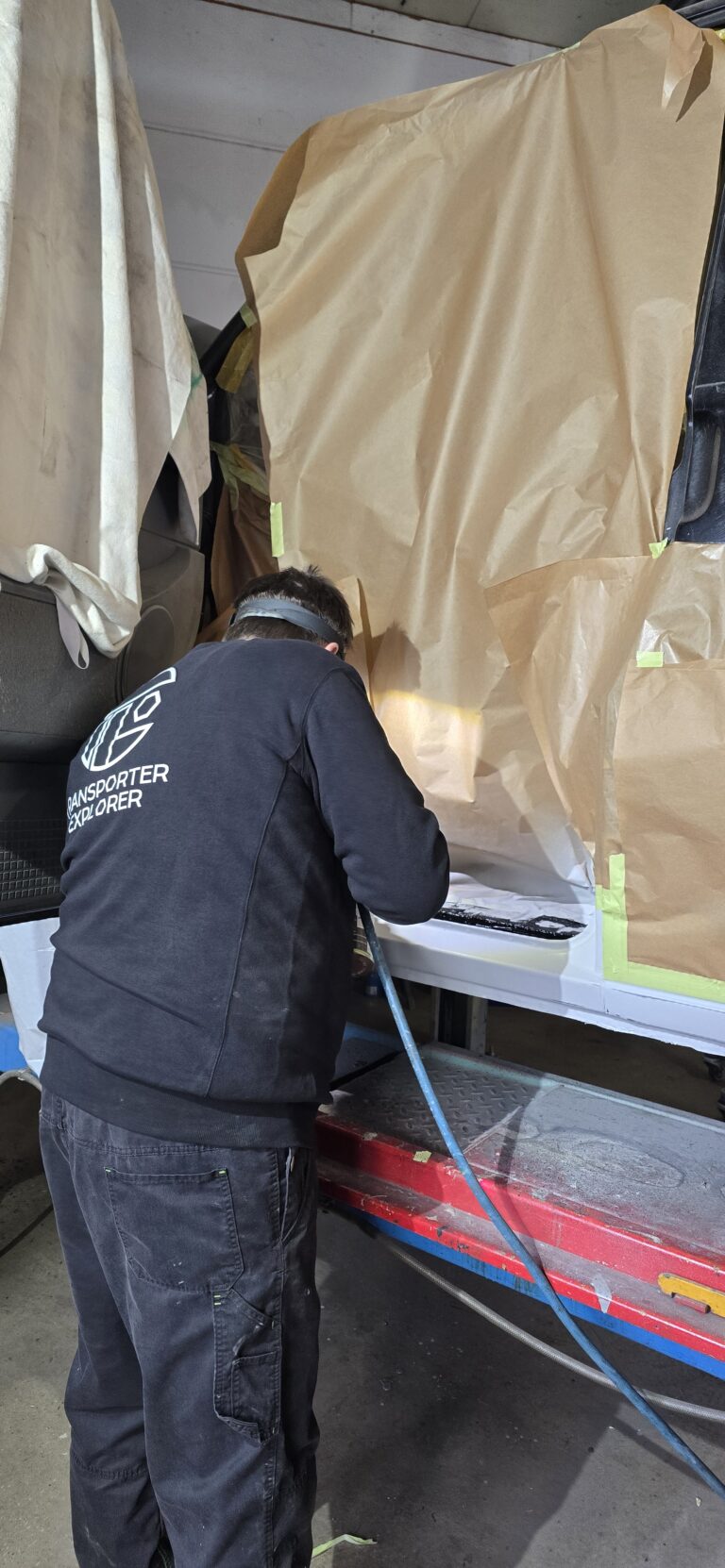 Unser Mitarbeiter Peter bei der Arbeit am Fahrzeug.