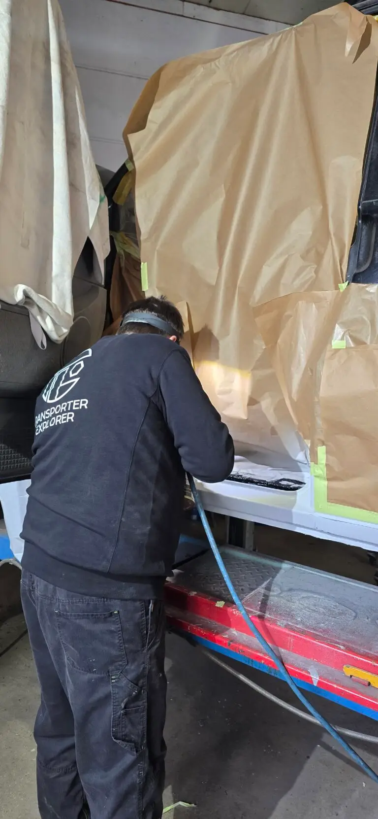Unser Mitarbeiter Peter bei der Arbeit am Fahrzeug.
