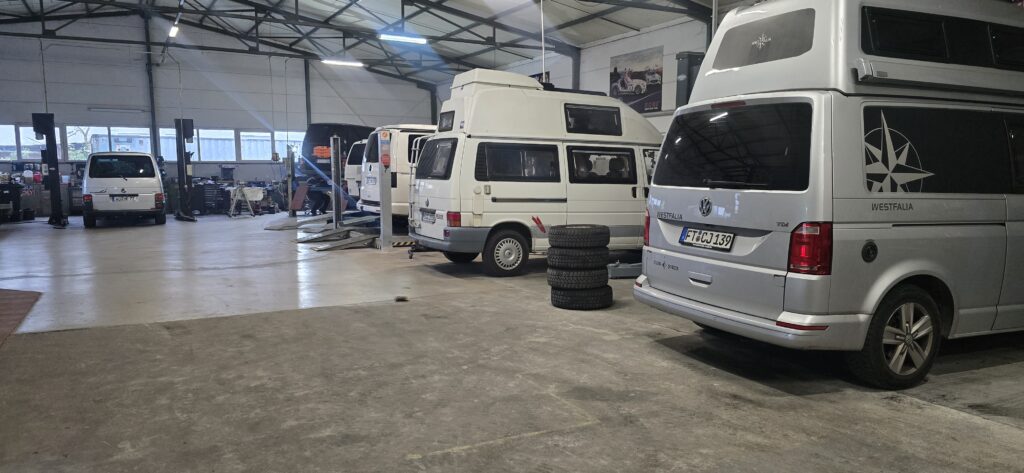 Fahrzeuge in der Werkstatt, die auf die Reparatur warten.