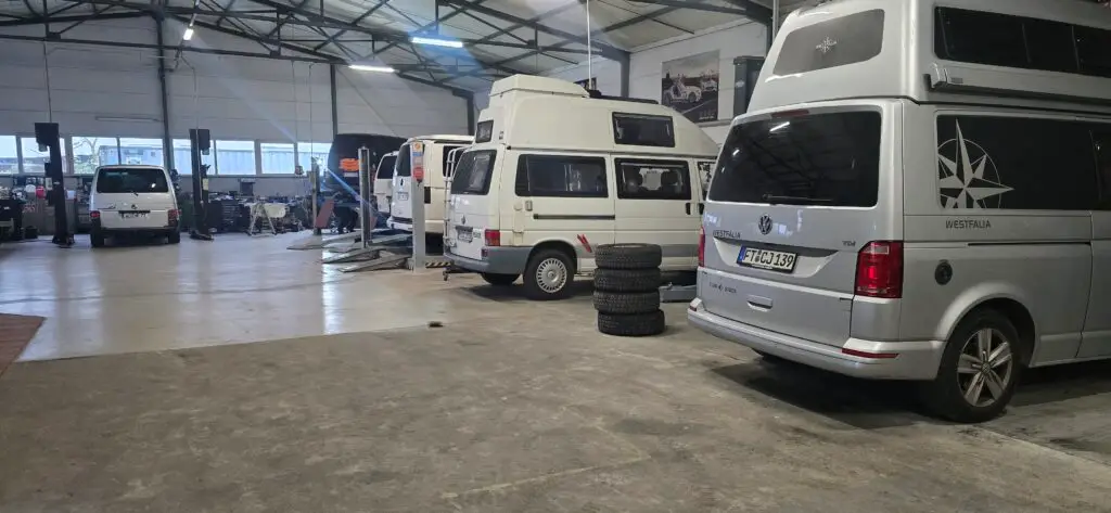 Leistungen Ueber unsTransporter Explorer neue große Halle. Fahrzeuge in der Werkstatt, die auf die Reparatur warten.